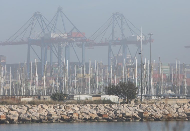 El Puerto de Valencia cierra el tráfico marítimo a causa de la climatología adversa